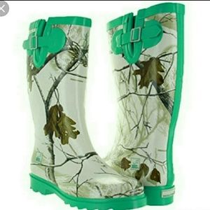 Realtree Girl- Snow mint rain boots.